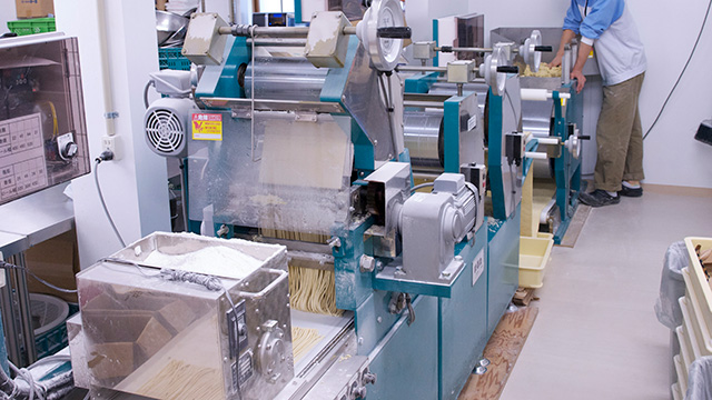 2ラインで製麺を行っています。1台は最新の製麺機。安定して麺が作れます。