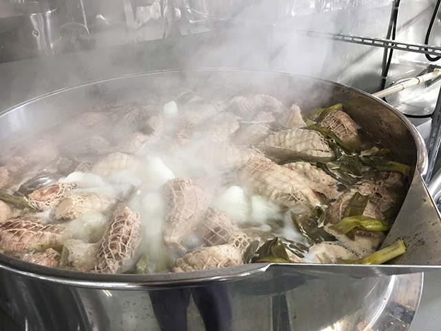 大量のスープが作れる巨大釜。